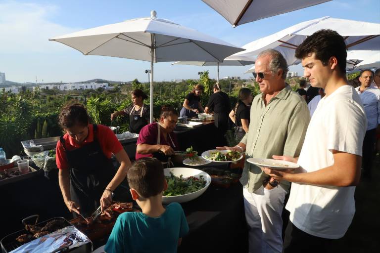 Asisten a comida en pro del Centro de Readaptación Social