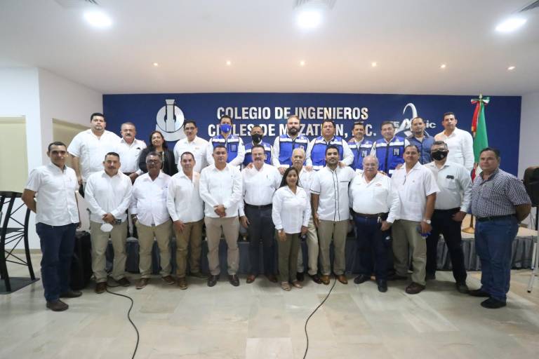 Celebran con un desayuno el Día del Ingeniero en Mazatlán
