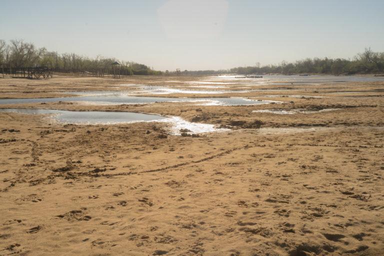 $!Escasas manchas de agua que sobreviven en el cauce del río Paraná Viejo, en Argentina.
