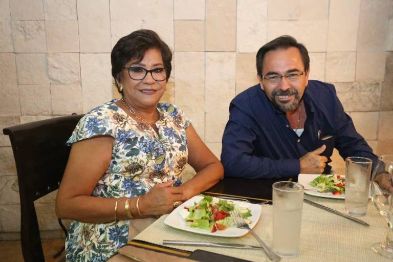 Protagonizan abogados una cena para celebrar su día