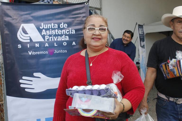 Reciben músicos, meseros y eventistas de Culiacán despensas y juguetes