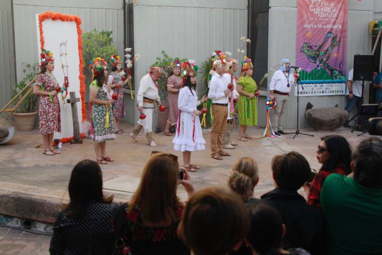 Celebran la muerte con altares, comida, música, danza y arte