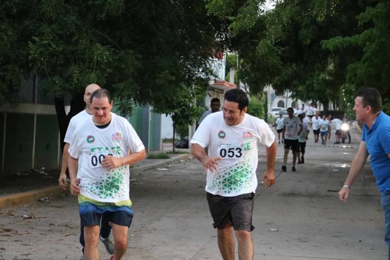 Miembros del STASE se unen en la Caminata 5K