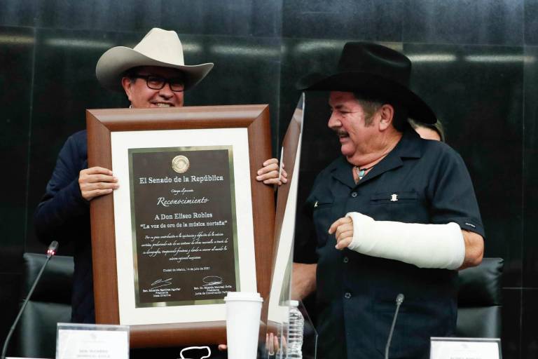 Eliseo Robles y Lalo Mora son reconocidos por la Cámara de Senadores
