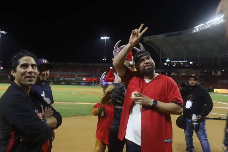 José Urquidy lanza la primera bola en el juego Venados-Sultanes