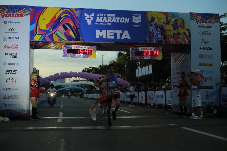 Italia Rosas y Roberto Medina se apoderan de la competencia 5K del Maratón Mazatlán