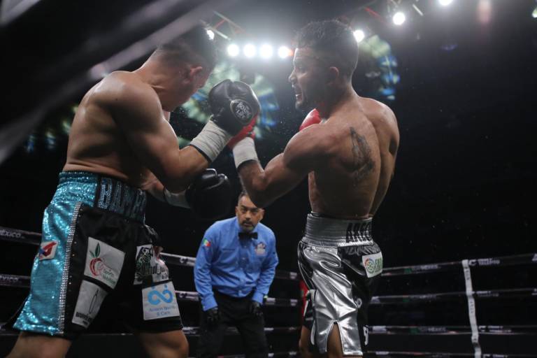 Aréchiga, Vega y Amaro brillan en la noche de boxeo del CUM en Mazatlán