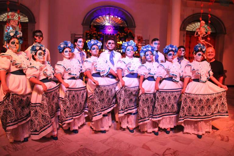 Disfrutan mazatlecos del desfile de Día de Muertos en Olas Altas