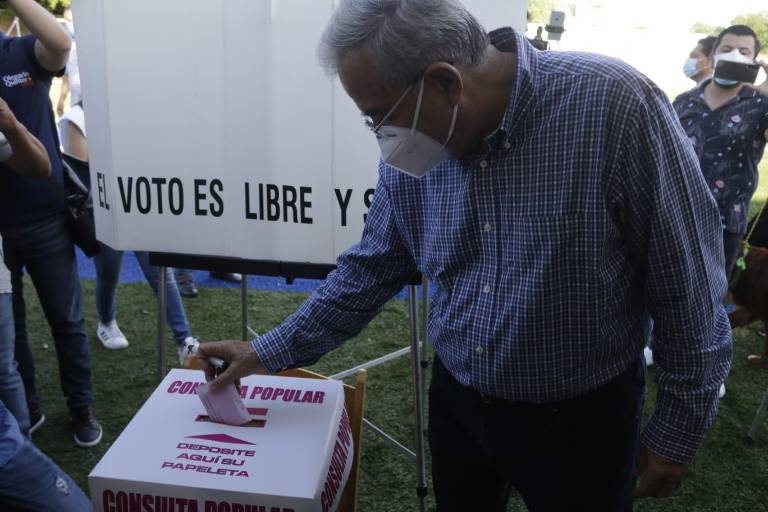 Rocha Moya vota en consulta popular