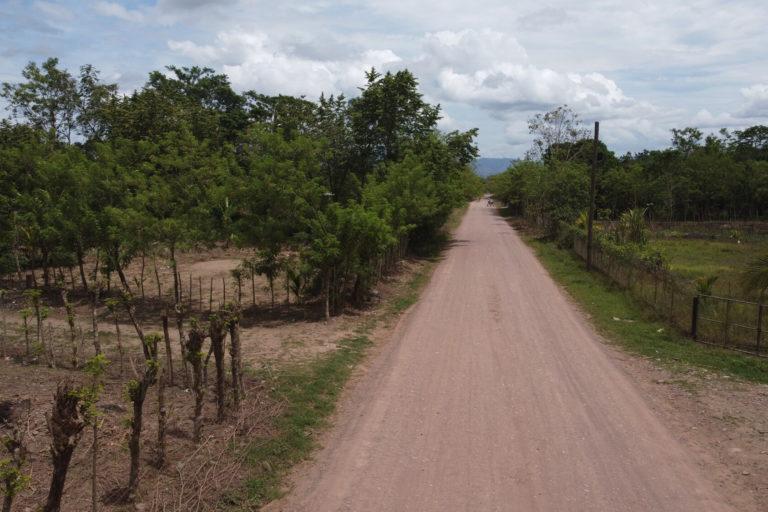 $!Una carretera en el pueblo de Guapinol, ubicado en el valle del Bajo Aguán en el norte de Honduras, el 4 de julio de 2021.