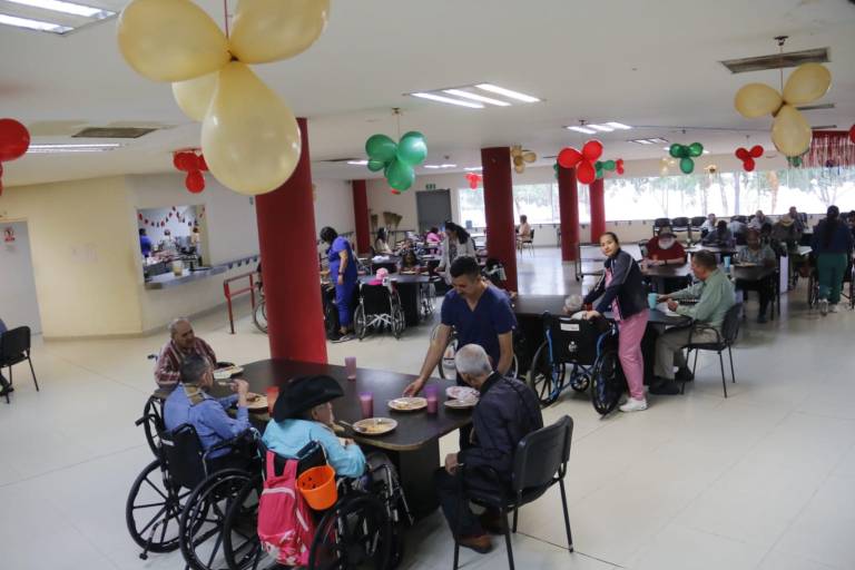 Celebran Navidad abuelitos del Centro Gerontológico del DIF en Culiacán