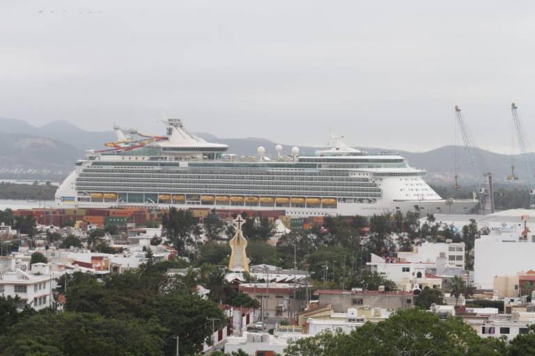 Navigator of the Seas visita Mazatlán con más de 1,500 pasajeros a bordo