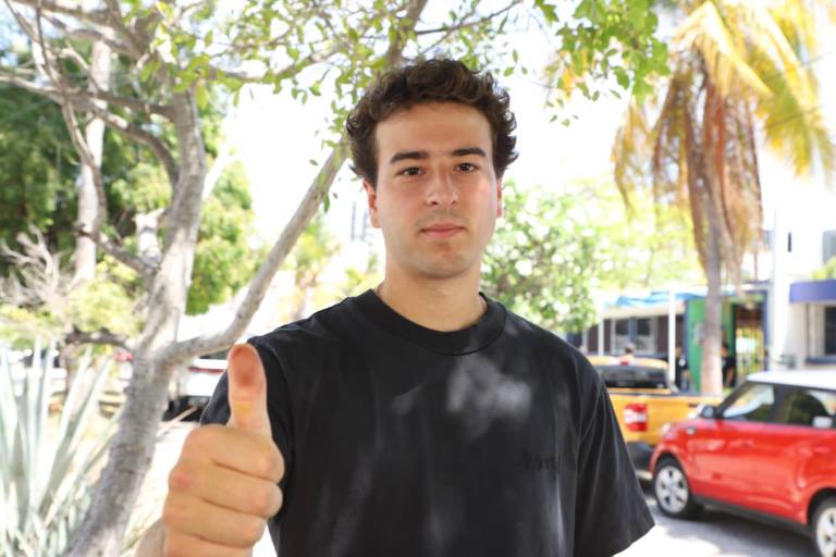 Autoridades y deportistas en Mazatlán acuden a emitir su sufragio