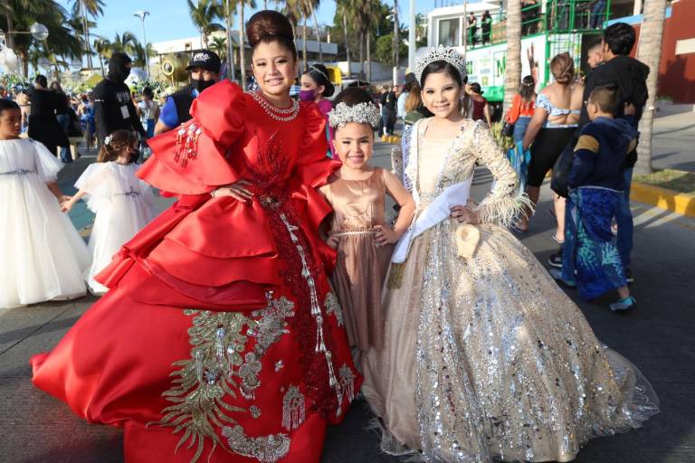 Mazatlecos y visitantes gozan del primer desfile de Carnaval 2022