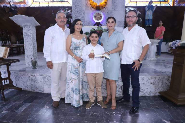 Miguel Hazel Ramos celebra su primera comunión