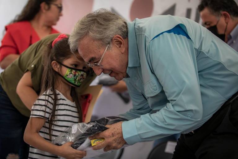 Gobernador arranca programa de uniformes y útiles escolares gratuitos en Sinaloa