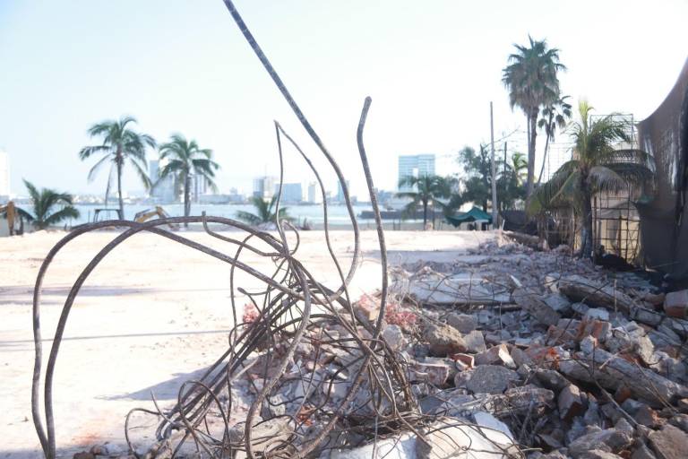 Escombros y varillas, lo que quedó de la Casa del Marino en Mazatlán