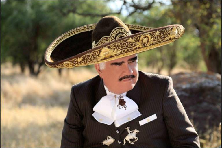 Reportan estable a Vicente Fernández, pero es alimentado por una sonda