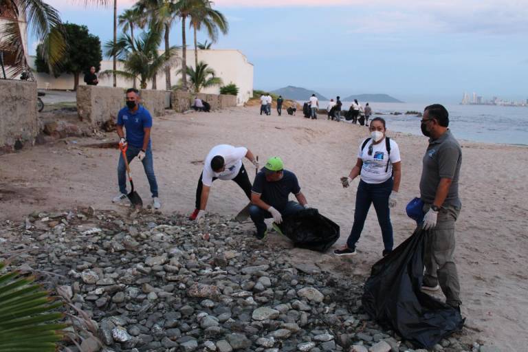 Jumapam extrae una tonelada de piedras de la Playa Pinitos, en Mazatlán
