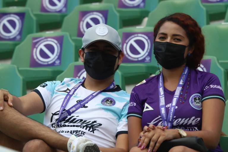 Mazatlecos disfrutan del futbol profesional en el Kraken