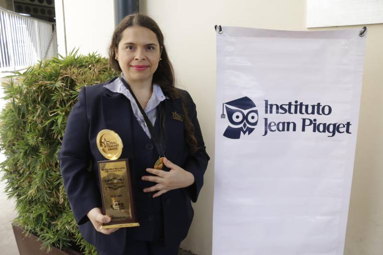 Recibe Rosa Amelia Trejo reconocimiento internacional por su labor como docente