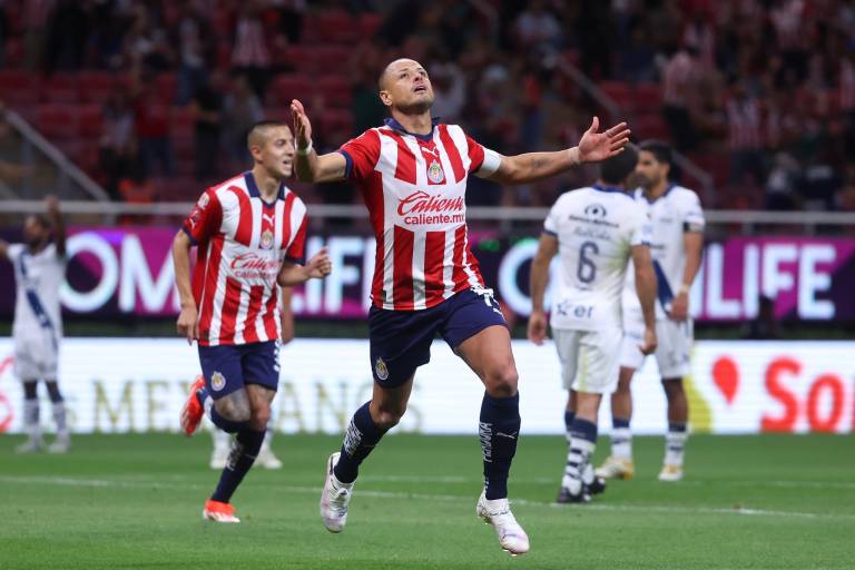 Chicharito marca su primer gol del torneo en triunfo de Chivas ante Puebla