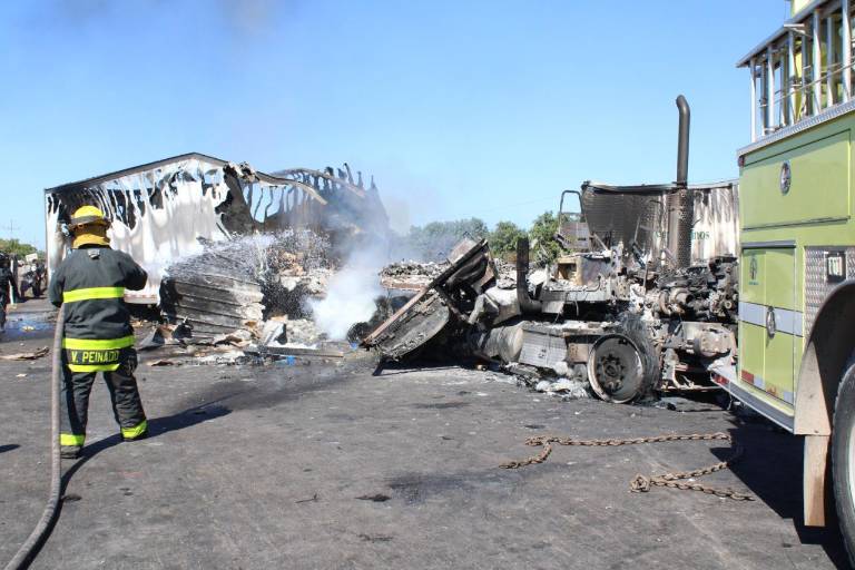 Remueven vehículos quemados en carreteras de Escuinapa
