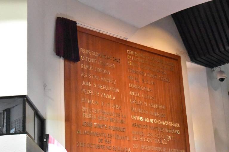 Develan el nombre de Felipe Bachomo en el Muro de Honor del Congreso del Estado