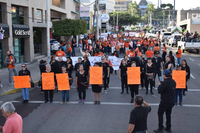 Protestan viudas de policías sin pensión en marcha contra violencia de género en Culiacán