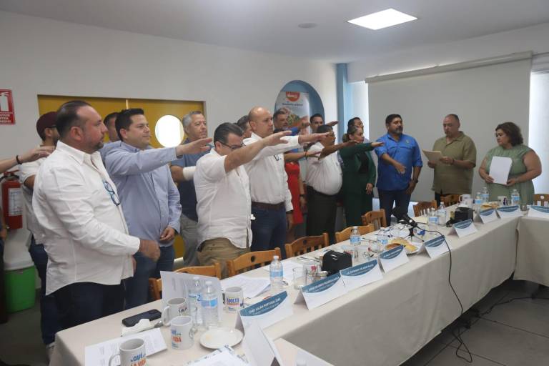 Reeligen a Erick Mandujano Caro como presidente de Canirac Mazatlán