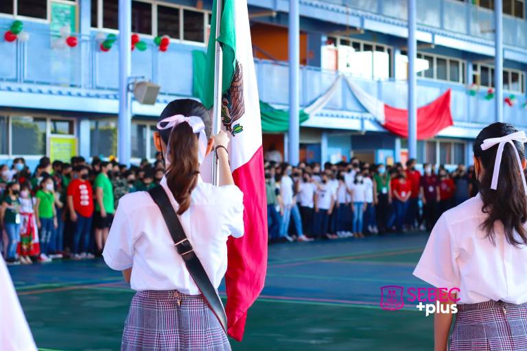 Gritan ¡Viva México! en el Colegio Sebec