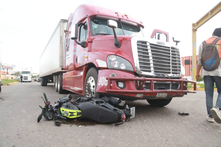 Tráiler arrolla a padre e hijo que viajaban en moto en glorieta de Mazatlán