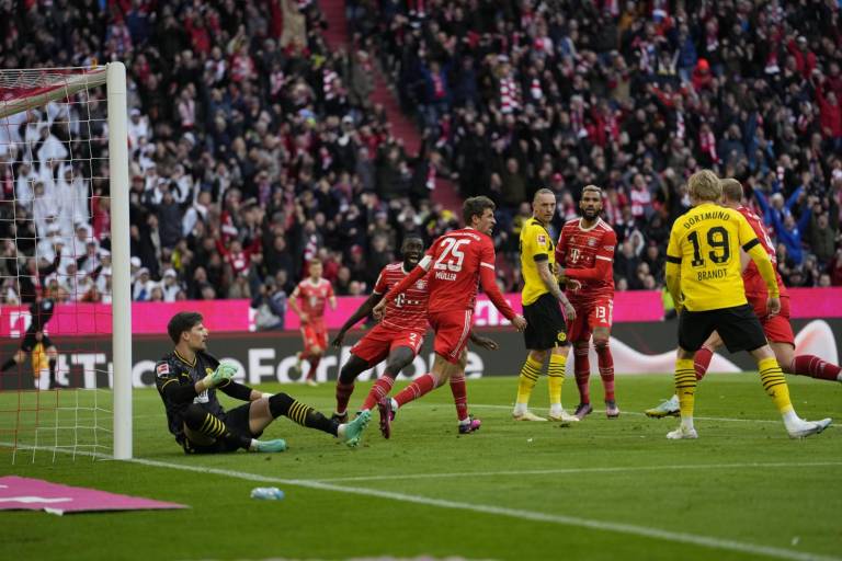 Bayern golea al Dortmund y reclama la cima de la Bundesliga