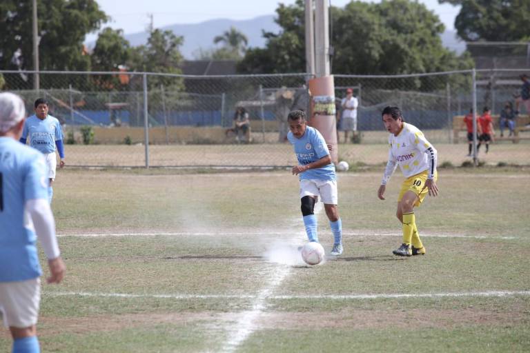 Doblete de Gustavo Burgueño da título a Amigos del Muralla en la Liga Veteranos Platino