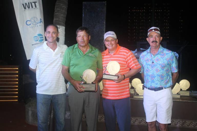 Disfrutan mazatlecos y turistas de la fiesta golfista
