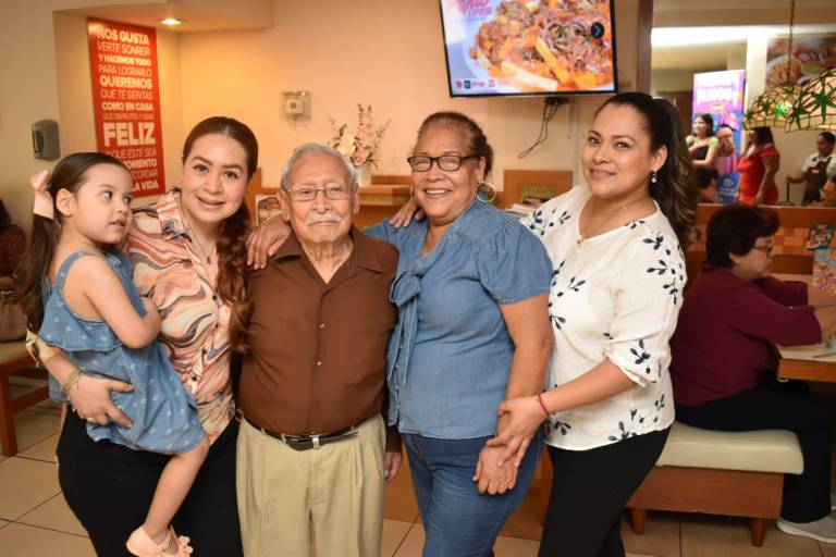 Don Félix Quezada conmemora 100 años de vida regalando sonrisas