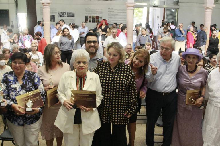 Gobernador de Sinaloa reconoce a 12 mujeres pioneras en el servicio público