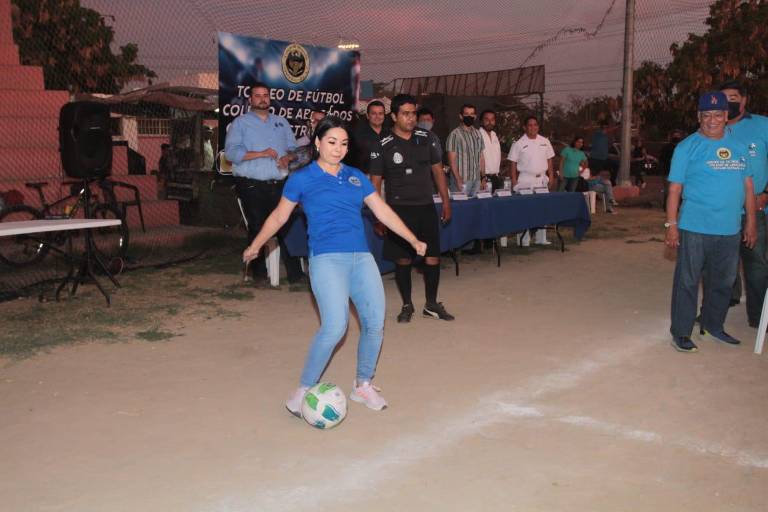 Colegio de Abogados inaugura en su honor nueva temporada de futbol