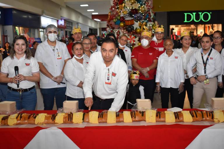 Degustan clientes de Grupo Ley su tradicional Rosca de Reyes