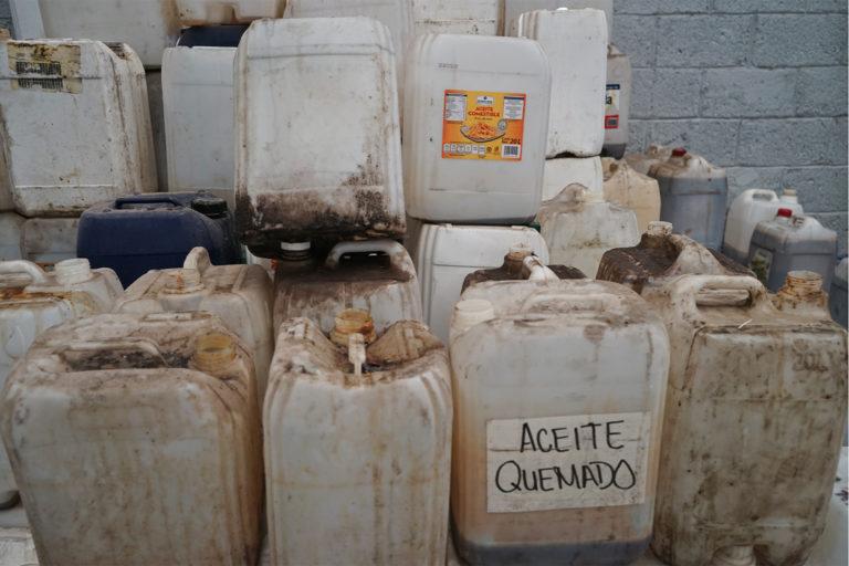 $!Bidones de aceite de cocina apilados en la fábrica Amro. El cierre de restaurantes durante la pandemia provocó una escasez de aceite de cocina residual, lo que frenó la producción del biodiésel.