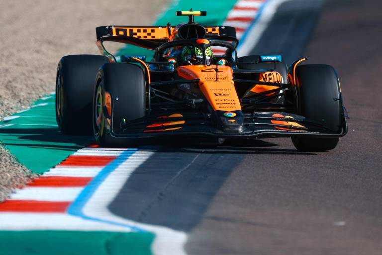 McLaren domina las primeras prácticas libres en el GP de Emilia Romagna