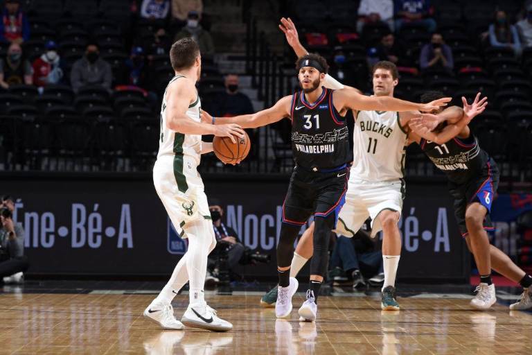 Milwaukee Bucks se repone a un mal comienzo y superó a 76ers en tiempo suplementario