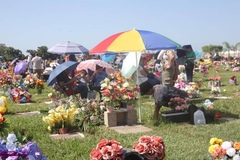 Visitantes llenaron de flores las tumbas de sus familiares en el Renaciomiento y el Panteón Jardín, durante la celebración del Día de Muertos en Mazatlán.
