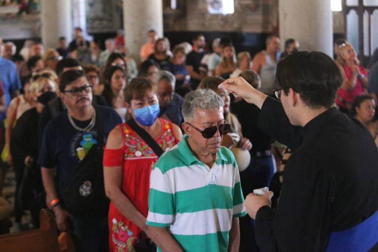 Acuden feligreses de Mazatlán a tomar la Ceniza