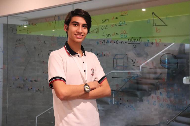 Joven sinaloense Rolando Soto gana doble medalla en olimpiada de matemáticas