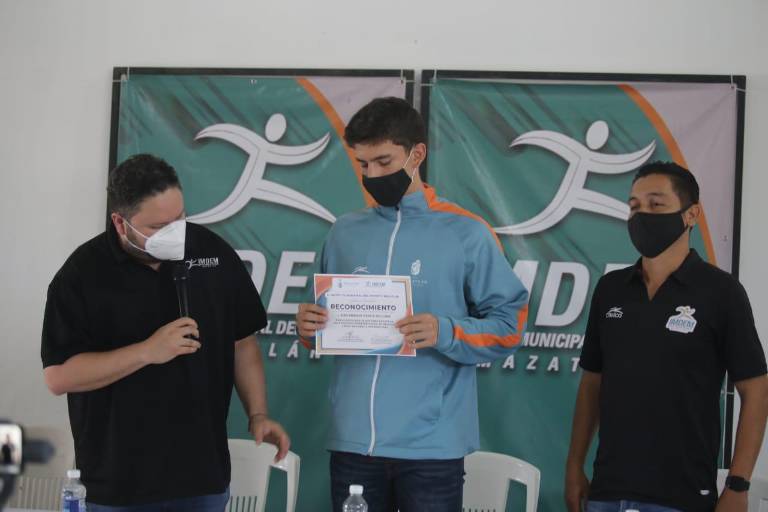 Álex García Williams es reconocido por su trayectoria en el baloncesto