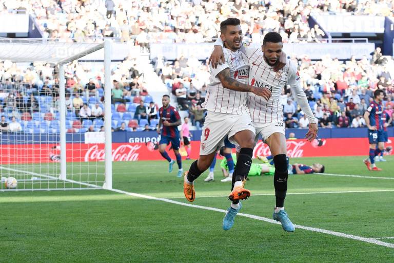 Tecatito Corona es el héroe del Sevilla con doblete