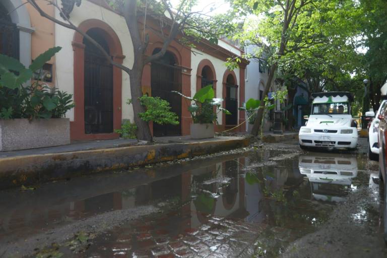 Luce Centro Histórico de Mazatlán con agua estancada y basura acumulada