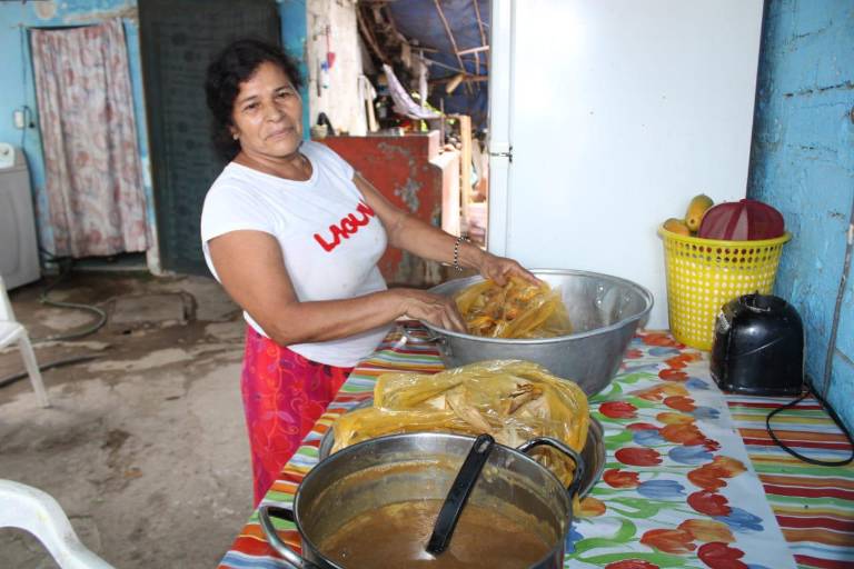 Lidia Angélica pone su sabor a tamales y atole de ciruela a la fiesta de San Juan