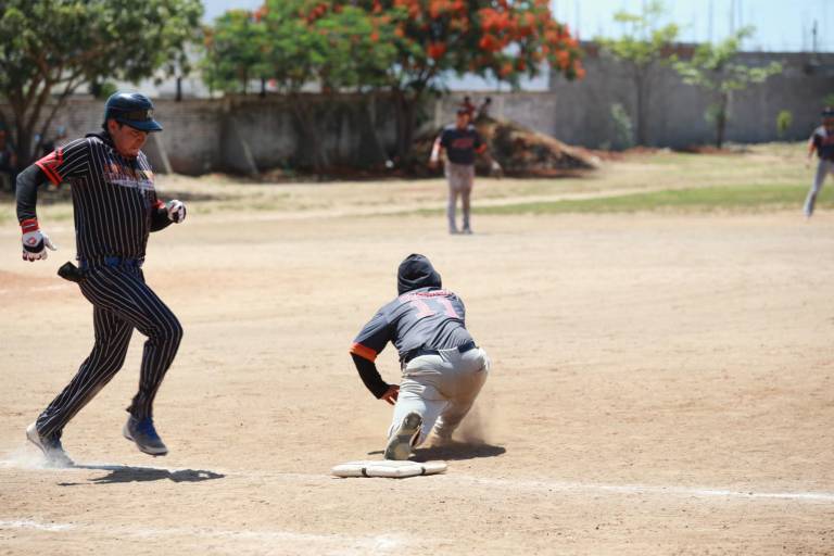Taxis Rojos cierra en la cima y se alista para playoffs
